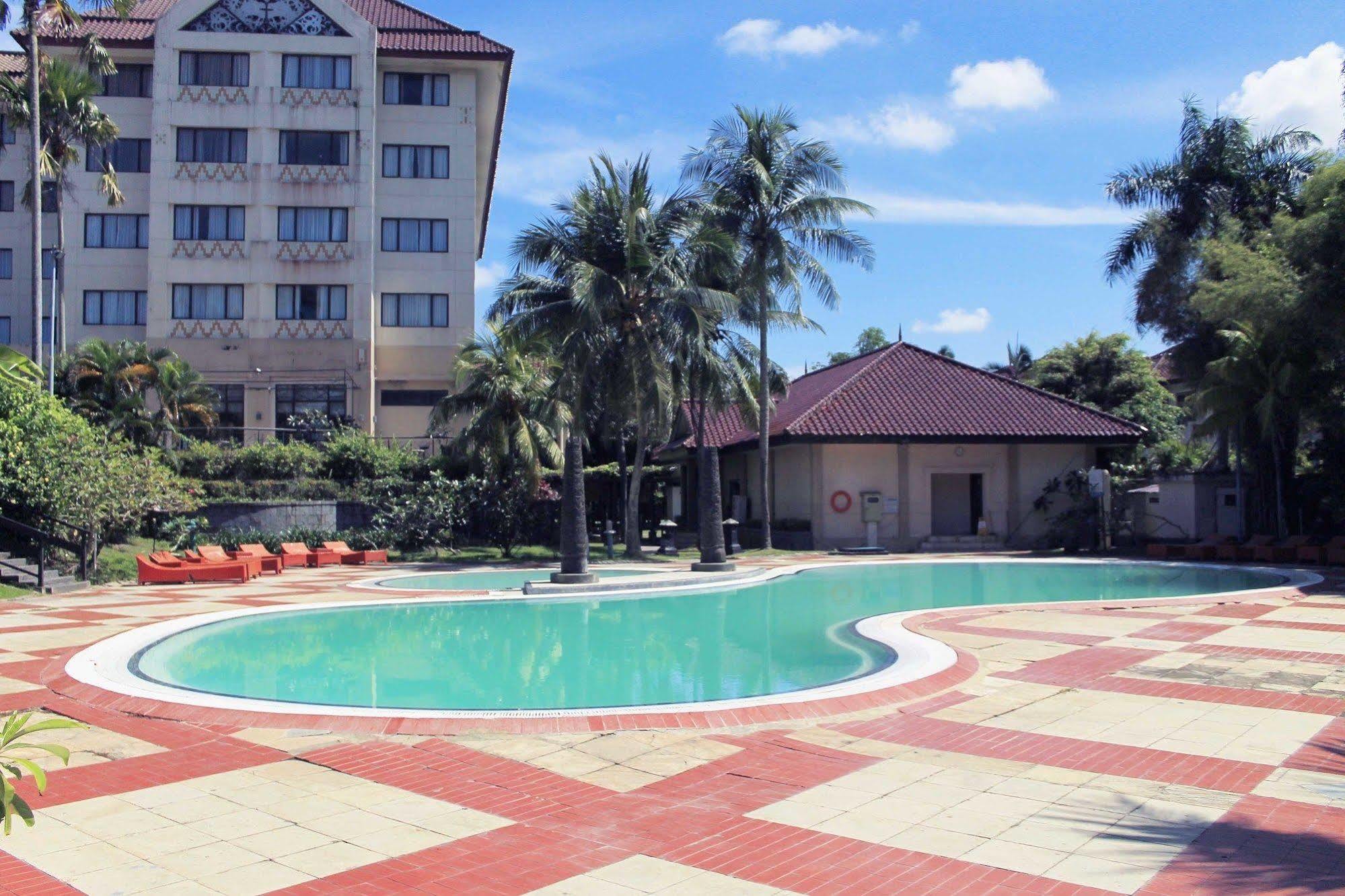 Le Grandeur Hotel Balikpapan エクステリア 写真